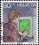 Na znmce vcarska o nominln hodnot 80+40 je napsno PRO JUVENTUTE 1989. Je na n vyobrazen projektant, jak kresl svtelnm
perem na obrazovku potae. Dole je klvesnice. Pero je napojen spirlov stoenm prunm kabelem. Obrazovka svt zelen. Nakreslen
ry jsou bl. Za nm je modr pozad a na nm rovofialov spoje pipomnajc spoje na ipu.