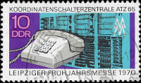 Na znmce DDR nominln hodnoty 10 je v poped telefon s tlatkovou volbou volanho astnka. ikmo za nm je sten
zakryt telefonn stedna ATZ 65. Telefon je bl, stedna modr a pozad je fialov.