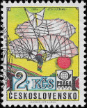 eskoslovensk potovn znmka s nominln hodnotou 2 Ks byla vydna k pleitosti svtov filatelistick vstavy Praga 1978.
Na vcebarevn znmce je vidt kluzk, emblm vstavy, ozdobn prvky a npisy ESKOSLOVENSKO a 2KS. Letc kluzk m na znmce bl
kdla s ndechem do rova. Je vidt pilota od pasu dolu. Pod nohami m pestrmi barvami natitn svah, nad kterm se vznel.