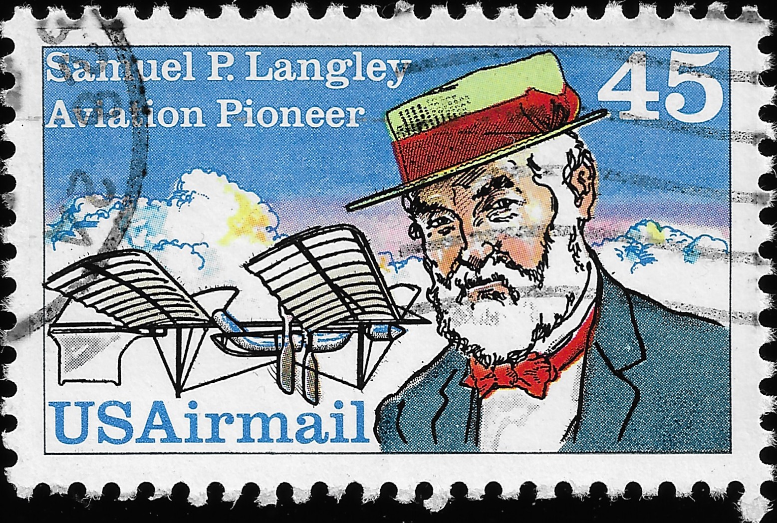 Na potovn znmce je Langley a jeho letadlo. V pozad je nahoe obloha a dole mraky. Letadlo m dvoje stejn
kdla za sebou. Npisy na znmce jsou USAirmail, 45 a Samuel P. Langley Aviation Pioneer. Kdla jsou do V. Na letadle jsou
k rozeznn dv vrtule, vzpry, lana ocas a dal neznm vci.