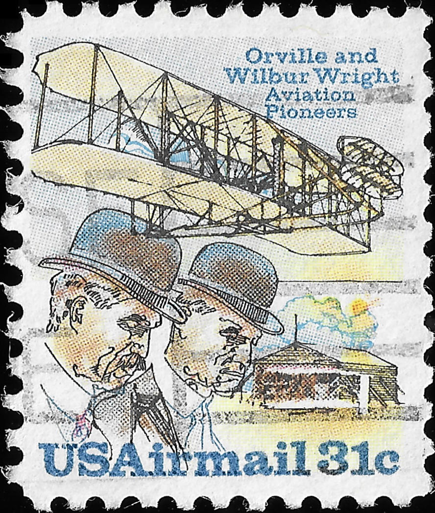 Na potovn znmce jsou vyobrazeni Wilbur a Orvill Wrightovi. Nad nimi let jejich letadlo, v dlce je budova hangru, npis USAirmail 31c a Orville
  and Wilbur Wright Aviation Pioneers. Letadlo nem klasick trup. M rmovou konstrukci se sanicemi. Kolov podvozek se po startu oddloval a zstval na
  zemi.