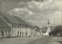 Na ernobl pohlednici velkho formtu je vidt jedna strana svaitho
            nmst, kostel a kousek parku. Za kostelem vynv svah kopce.