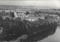 Na pohlednici je st Borova z jihu. V lev polovin je vidt kostel sv. Jakuba Vtho. Vpravo dole
            je vidt kousek eky Vltavy.