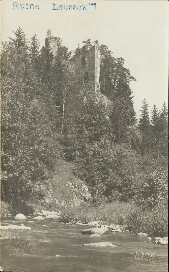 Na pohlednici zceniny hradu Louzek z roku 1923 je na skle nad Mal vidt
  palc a vlevo trochu vzadu zbytky ve. Je na n t modr raztko Ruine Lauseck
  a vytlaeno J. Seidel a 1923