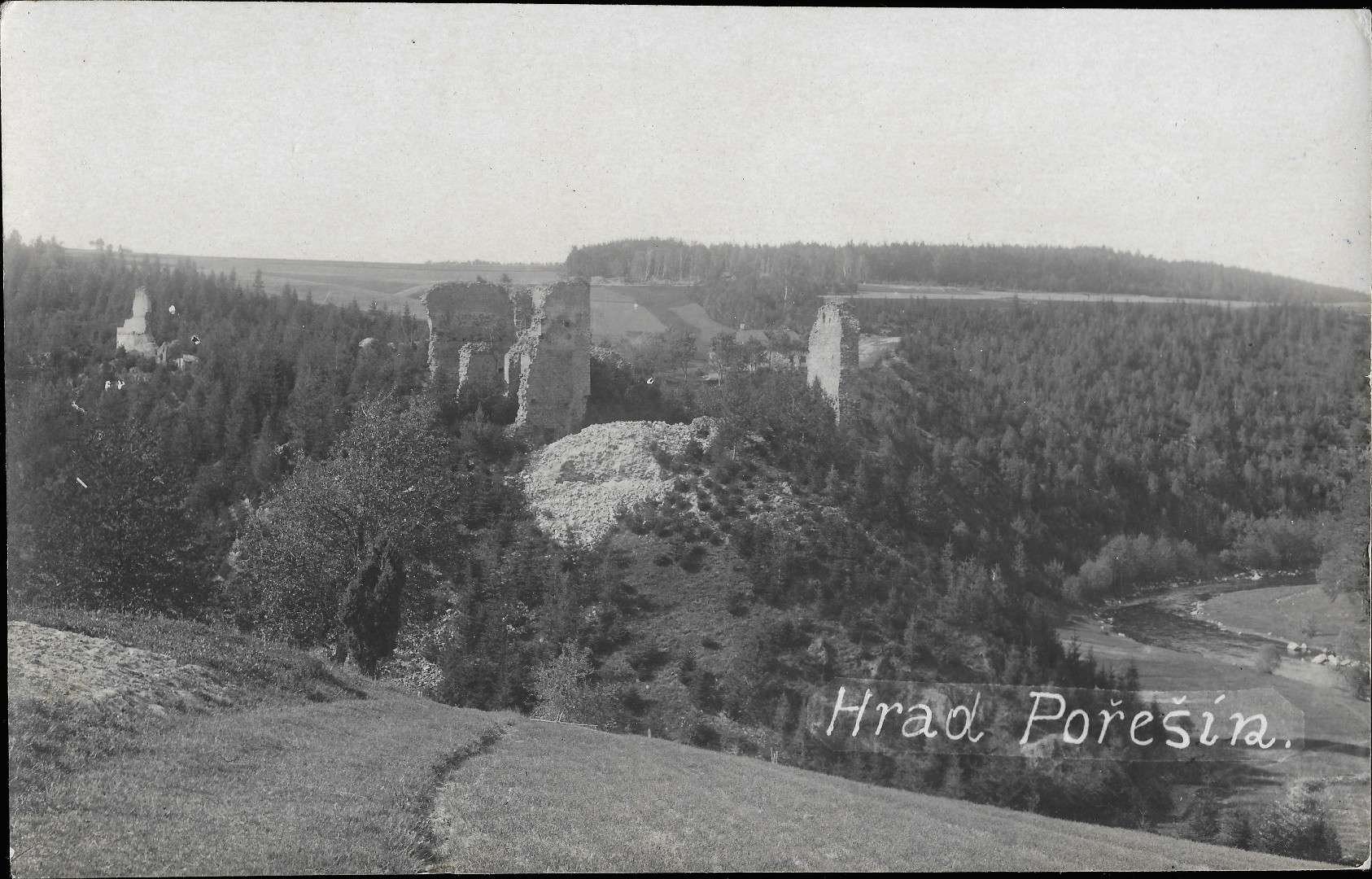 Fotografie byla pozena ze vzdlenjho kopce nad ekou Mal. Dole v dol protk eka. Na pohlednici je npis Hrad Poen.
  Na pohlednici je celkov pohled na hrad z jihu. Jde o pohled pes dol potoka, kter chrn hrad z jihu a jihozpadu. Z vchodu je 
  chrnn dolm eky Male. Zleva doprava je zeteln vidt zbytek budovy, kter stvala pobl brny do prvnho pedhrad (zpadn 
  nro prvho pedhrad), mn zeteln za stromy vynv hradba jdra, kter je pekryta na pohlednici dominujcm pozstatkem
  interiru palce. pln napravo je torzo severn sti hradby jdra (mohutnho pl᚝ovho opevnn).