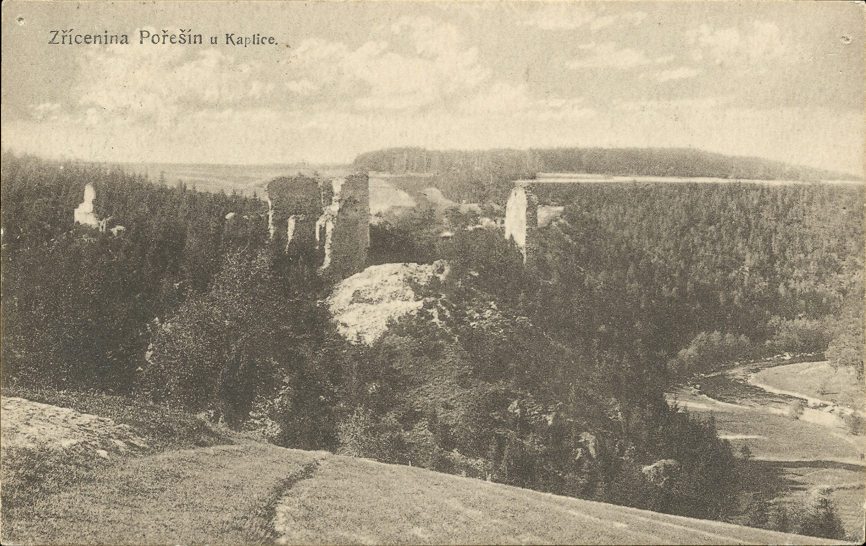 Pohlednice je ulna podle fotografie pozen pes potok, kter chrnil hrad
  z jihu. Je opatena popisem Zcenina Poen u Kaplice.