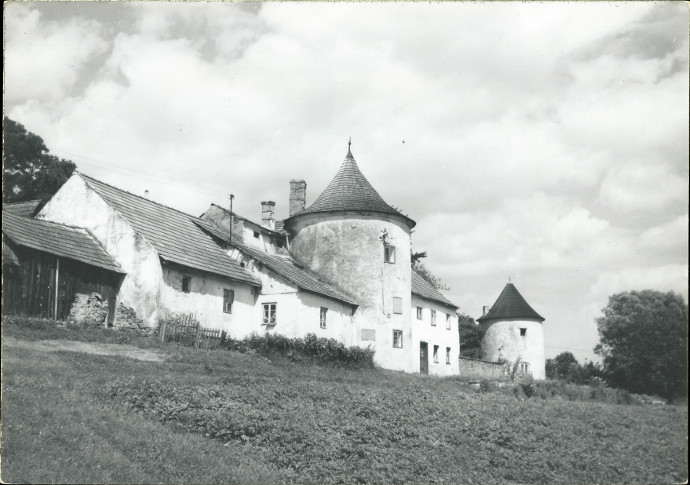 Na pohlednici jsou k vidn dv baty, st hradebn zdi, devn klna a domky
pistavn k jedn bat.