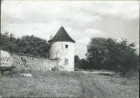 Na ernobl fotografii -pohlednici velkho formtu je vidt bata,
            kus zdi opevnn, louka, cesta a stromy.