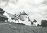 Na ernobl fotografii -pohlednici velkho formtu jsou vidt dv 
            baty, domy a klna kolem jedn z nich a louka.