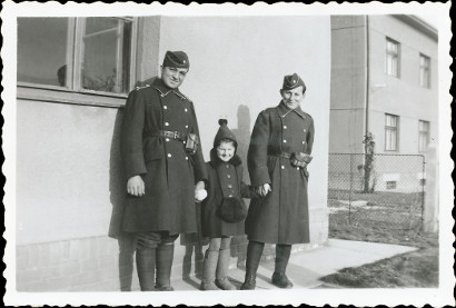 Dva vojci na fotografii maj sluebn a poln epice
          byla podle vz. 21 s kokardou na lev stran. Pl᚝ s dvma adami po esti
          knoflcch odpovd pedvlenmu vzoru. Vojci maj ovinky.