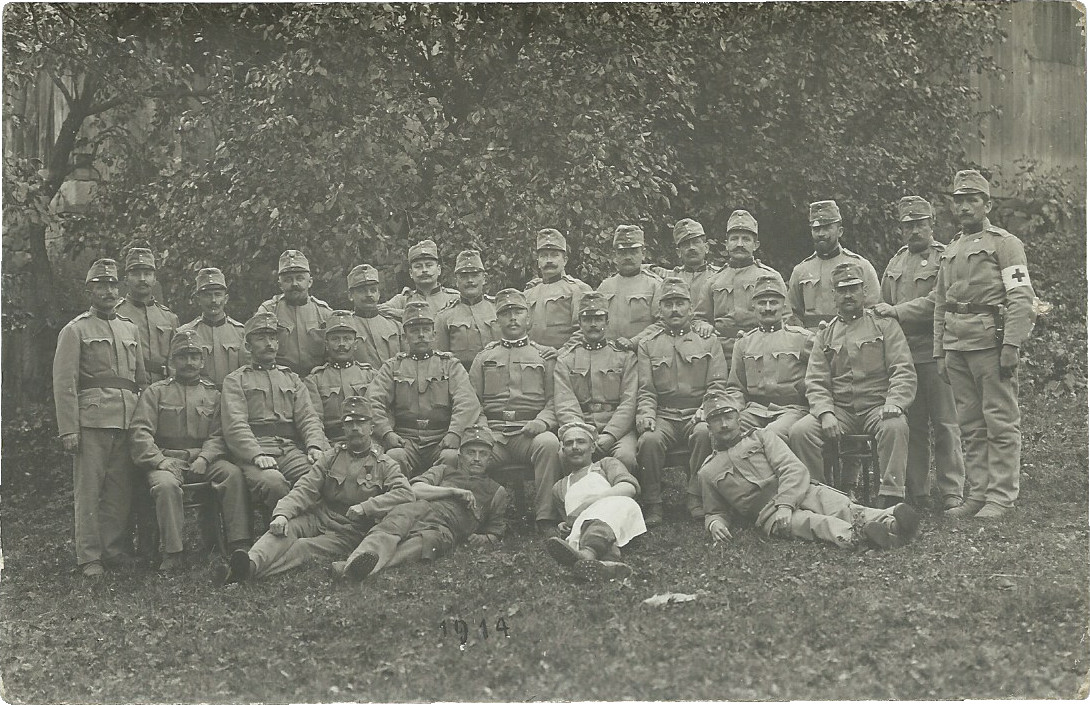 Za I. svtov vlky byly domobraneck formace, nasazen na frontch, vtinou vybavovny vojenskmi uniformami. Na fotografii z roku 1914 je skupina
  dvaceti sedmi vojk 3. setniny mladoboleslavskho domobraneckho praporu . 79 (K. k. Landsturmbataillon Jungbunzlau Nr. 79 3. kompagnie) v polnch uniformch.
  Jeden m zstru a dal m blou psku s ervenm kem.