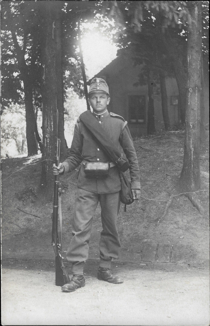 Svobodnk pho pluku na fotografii m na hlav svtlemodrou apku pchoty (Infanteriekappe M 1873). Podle n jsem uril 
nejdvj rok pouit uniformy. Dle je vidt tmavomodr zbrojn kabt, edomodr kalhoty, opasek, sumka, stanov celta a puka Werndl,
M 1867.