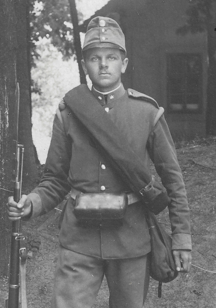 Svobodnk pho pluku na fotografii m na hlav svtlemodrou apku pchoty (Infanteriekappe M 1873). Podle n jsem uril 
      nejdvj rok pouit uniformy. Dle je vidt tmavomodr zbrojn kabt, edomodr kalhoty, opasek, sumka a stanov celta.