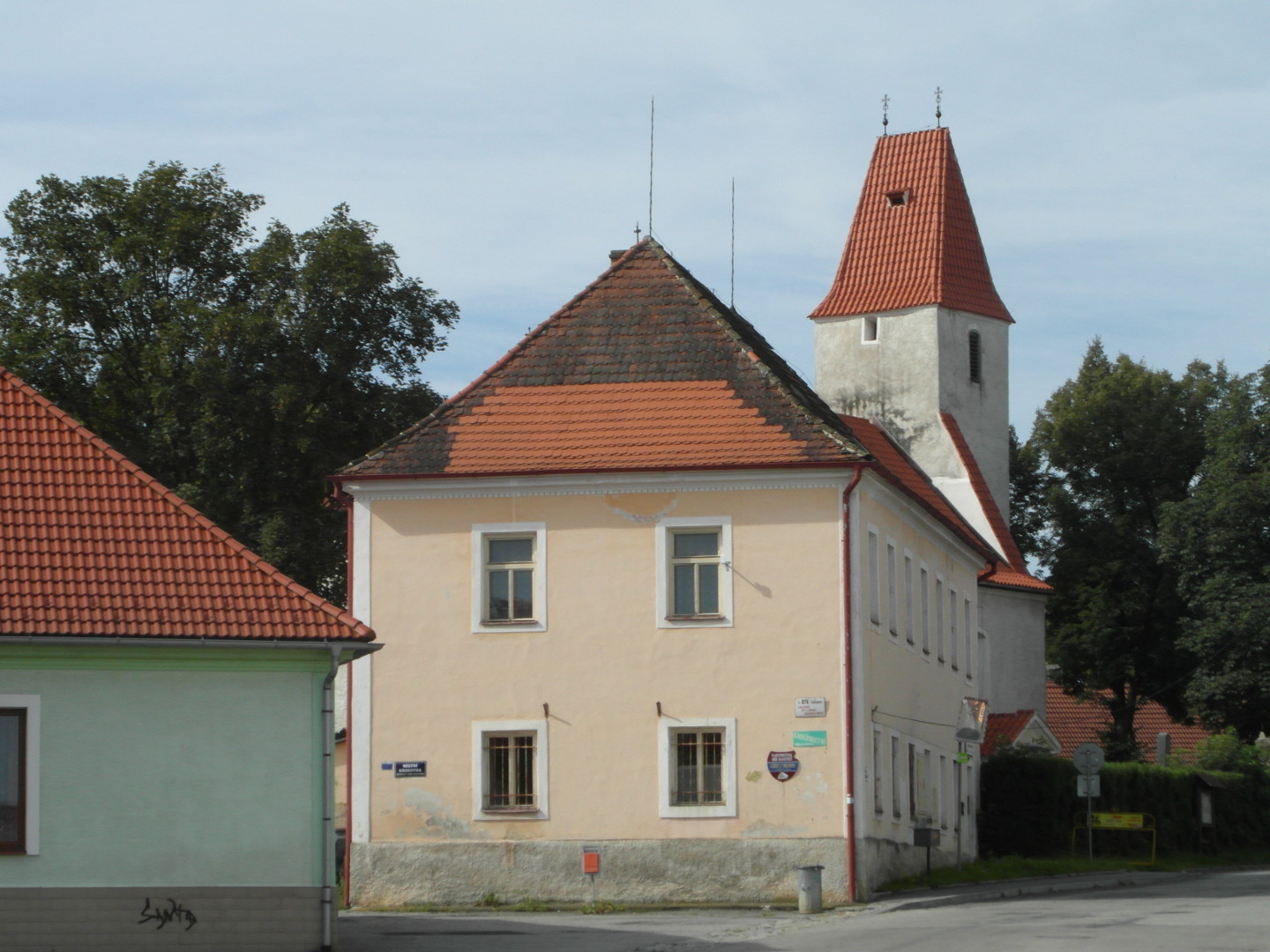 Na zbru fotografie z vletu je nmst s rov omtnutou budovou, za n vynv kostel sv. Jakuba Starho. 
  Fotografie je pozena z rozen sti ulice umavsk. Za kostelem jsou z obou stran mohutn listnat stromy.