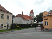 Na zbru fotografie z vletu je uprosted kostel sv. Jakuba Starho od severu (kostel je orientovan v k jihozpadu). Napravo je 
          restaurace a pizzerie Archa a nalevo dm ped lod kostela. Fotografie je pozena pes rozcest ulic umavsk a Farn. Ped kostelem je
          iv plot a vedle z nm listnat stromy.