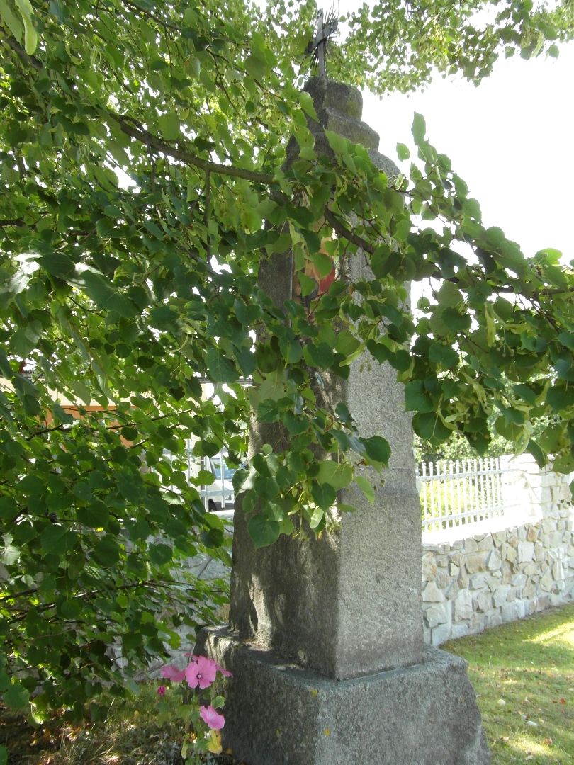 Na fotografii z vletu je vklenkov kaplika z velk sti zakryt vtvemi lpy. 
      Ve vklenku je obrzek. Za kapl je plot a zahrada domu.