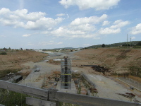 Na fotografii z vletu vidt stavenit. Dlnice bude v tomto mst pod rovn krajiny. Je vidt hlna,
          kalue, kamen, beton a leen i trochu krajiny.