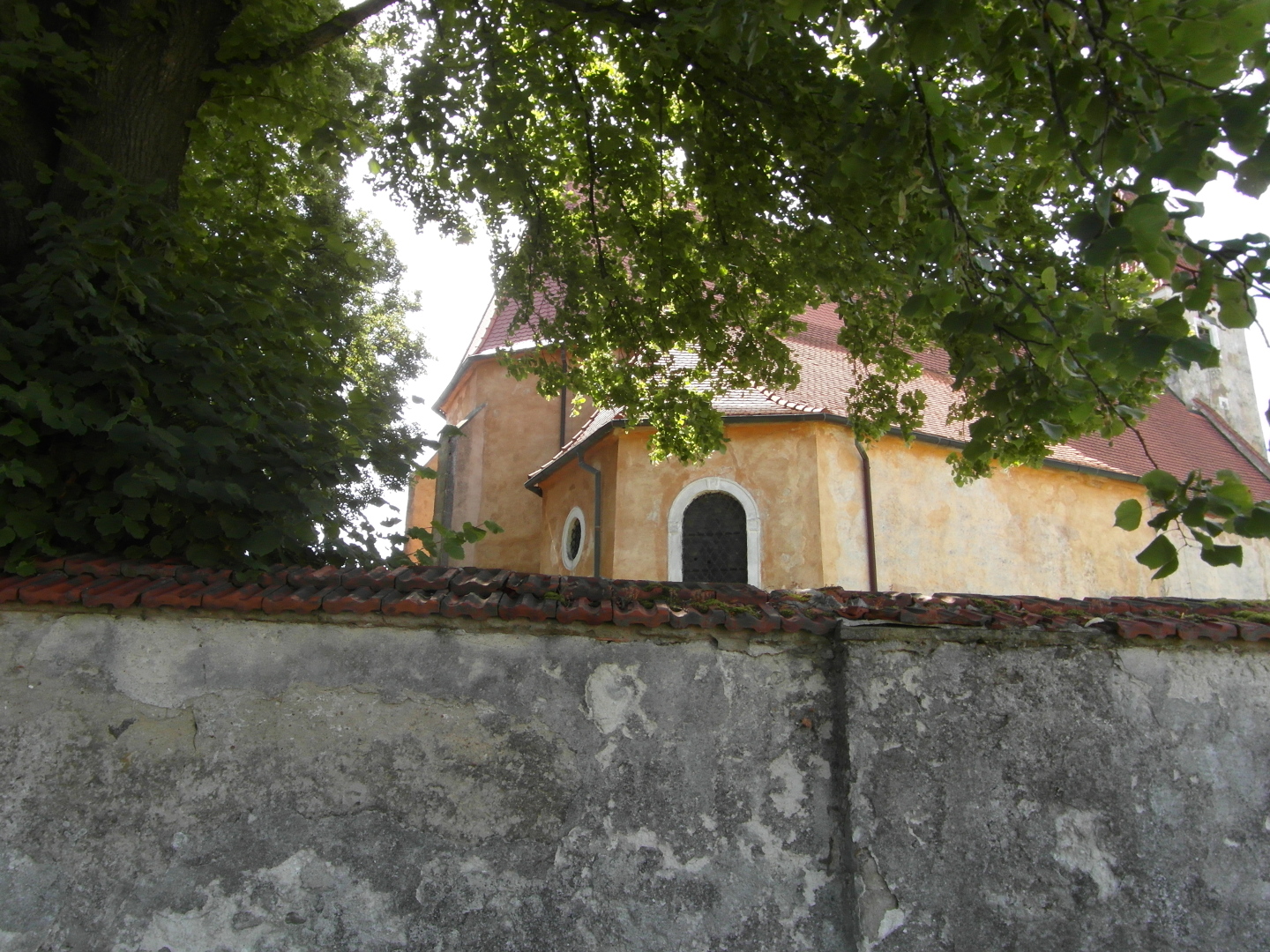 Na fotografii z vletu je 
  v poped lo kostela. Za n se nachz v. Velmi opadvajc omtka kostela m 
  okrovou barvu. Znanou st doln sti fotografie zabr ze hbitova. V tomto 
  mst je ble omtnut.