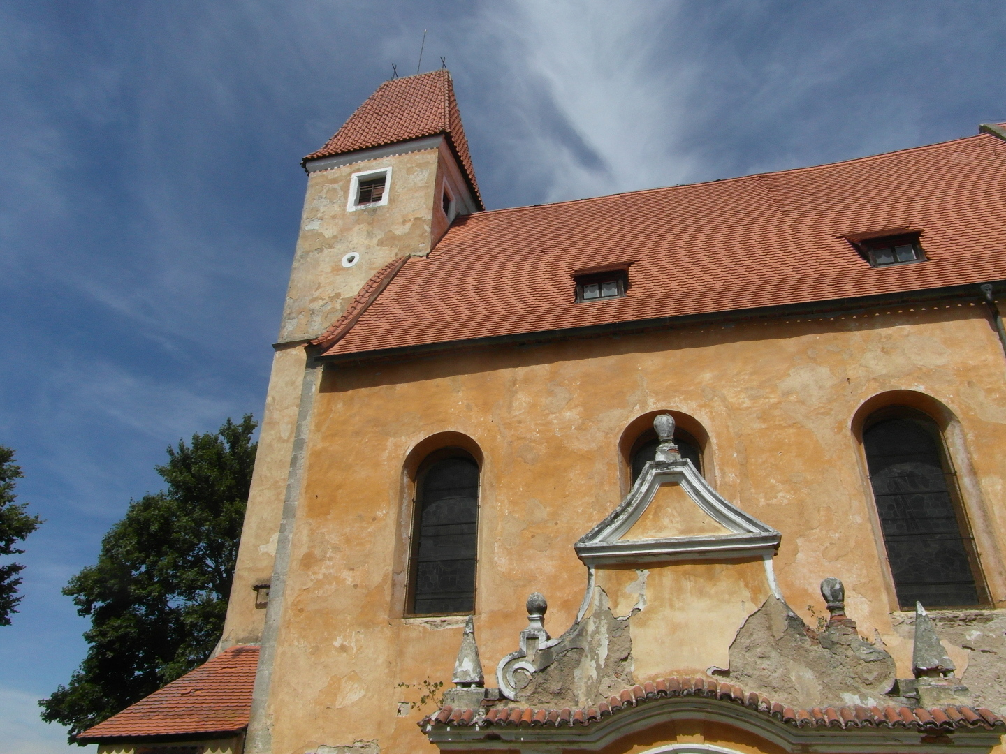 Na fotografii z vletu je 
  st kostela z jihu. Je vidt v a st lodi kostela. Na tto stran m lo 
  kostela okna.