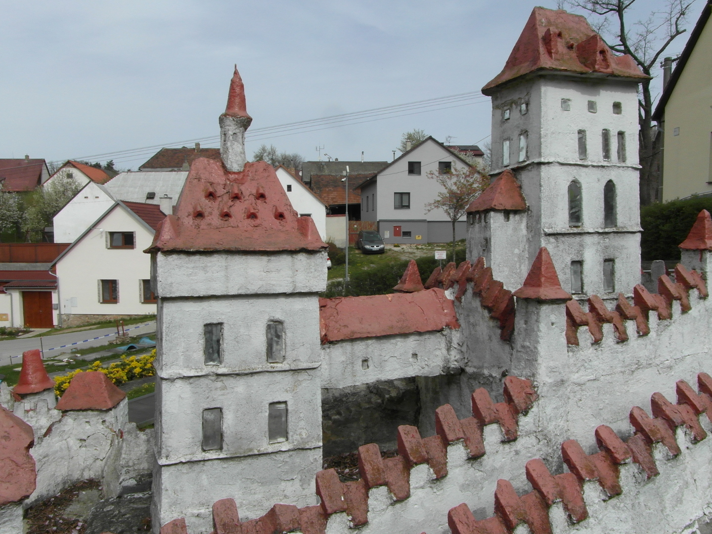 Miniatura Karltejna se nachz na svahu na skalce tho pdorysu, kter piblin odpovd pdorysu skutenho hradu. Stny hradu jsou
  bl a stechy erven. Pod miniaturou je minigolfov hit. Velk v je s Marinskou v spojena nadzemn chodbou.