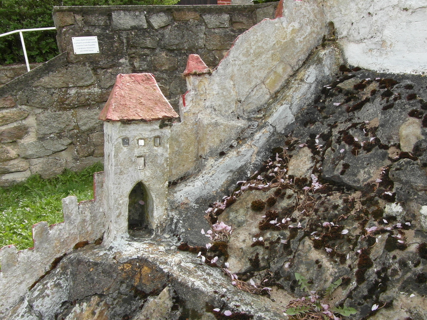 Miniatura Karltejna se nachz na svahu na skalce tho pdorysu, kter piblin odpovd pdorysu skutenho hradu. Stny hradu jsou
  bl a stechy erven. Pod miniaturou je minigolfov hit. Vorilka byla pvodn vstupn branou do hradu.