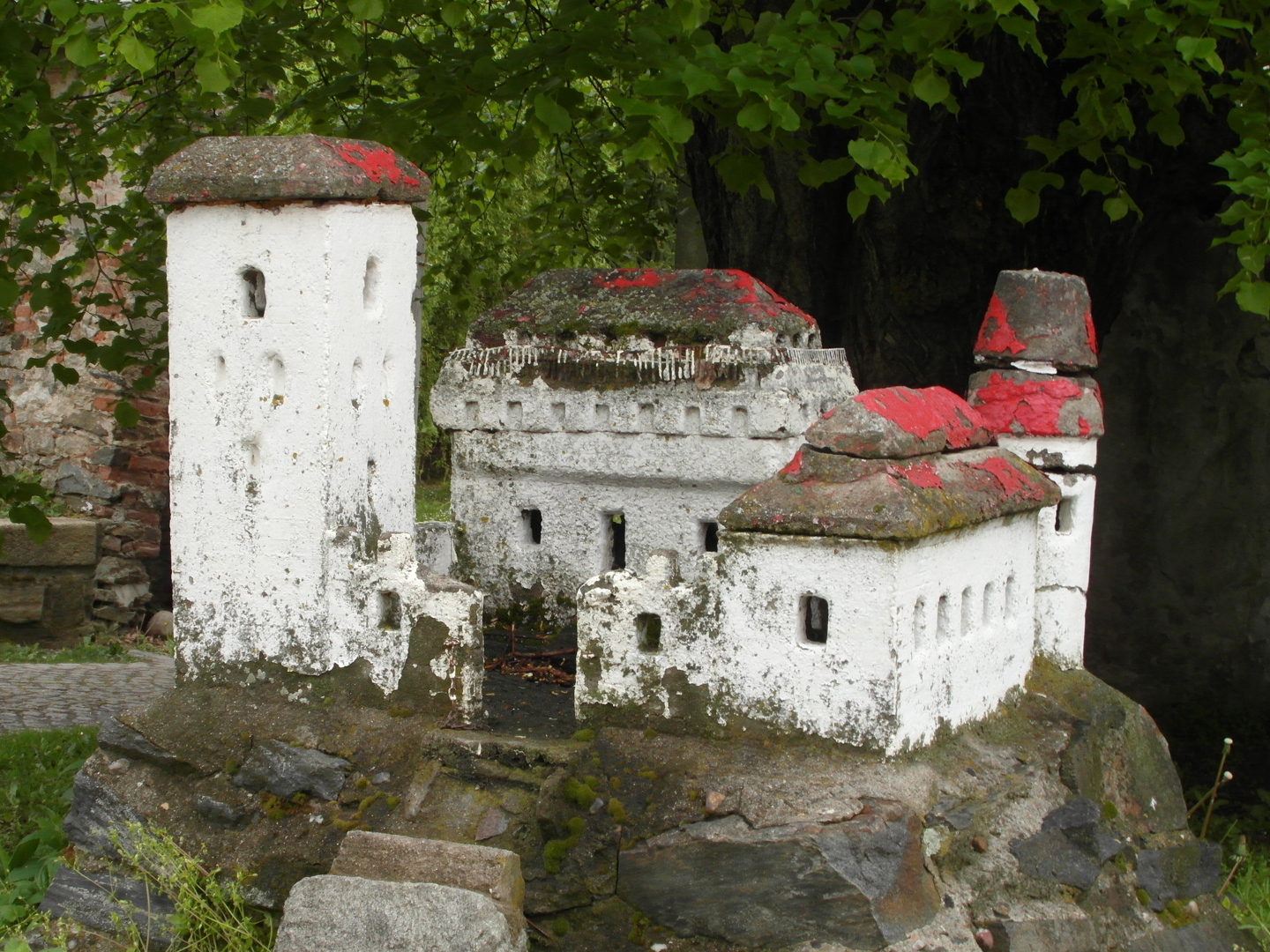 Na vrcholu skalky o tvercovm pdorysu je hlopn proti sob velk a mal v a kolmo na n velk a mal palc.