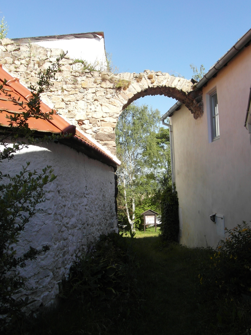 Na fotografii je konec travnat ulice s pkou s obloukem v zpadn sti palce. Za n je prostranstv s naunou cedul a stromy. Ulice se v tomto 
  mst zuuje.