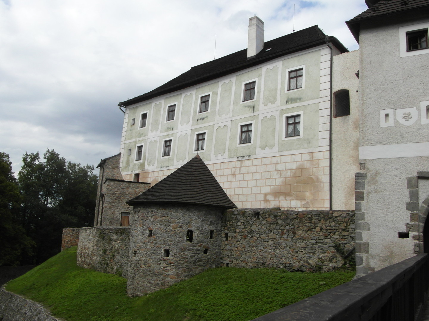 Na zbru fotografie z vletu je vidt pedevm parkn s plvlcovou batou a jedno z kdel hradu. Tak je vidt st bransk ve, trvnk a kousek pkopu.
       Kdlo m v doln sti ndech do ervena a vzdobu z erven ormovanch obdlnk. V horn sti s ndechem do zelena a blmi doplky jsou okna. Bata 
       i parkn nejsou omtnuty.