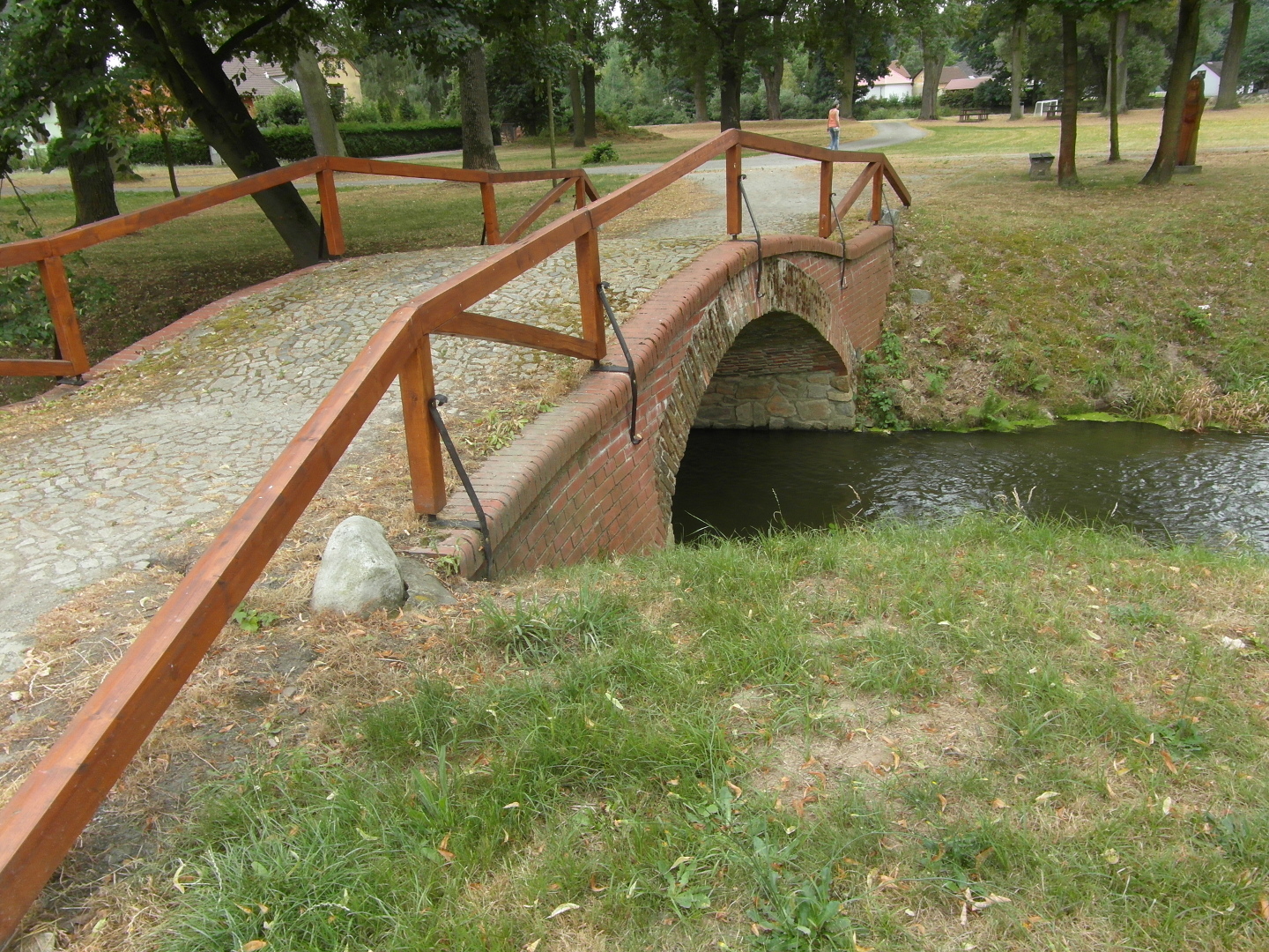 Na fotografii je zachycen mstek 
  z cihel na kamennm soklu. Mstek je pes mlnskou stoku. Do oblouku je i cesta 
  pes mstek. 