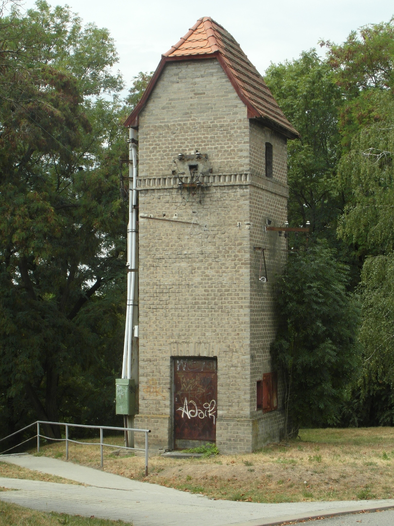 Na zbru je u silnice v parku zdn budova transformtoru. Nen omtnut. Akort nahoe n takovou stechu. Nadzemn veden je odstihno.
  Elektrick energie je pivedena kabely pod zem.