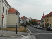 Je vidt bok lod kostela sv. Petra a Pavla, prostranstv a v dlce radnice s vikou.