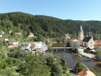 Na fotografii je sice vidt nbe s kostelem, ale pedevm poskytuje spolu s Vltavou a mostem 
          pkn vhled na pravoben dce zastavnou st msta, kde jsou rozshl plochy zelen. V pozad jsou zalesnn vrcholky hor.