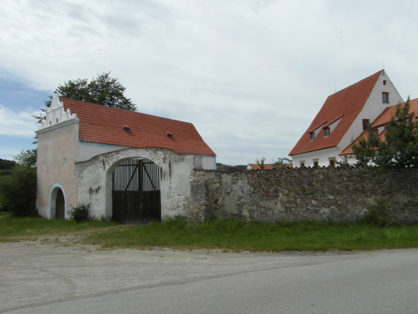 Na fotografii je vidt pchar se ttem s pilastry a uky, brna, ze, 
  obytn budova i st ni pstavby. Mimoto je vidt silnice a trvnk ped tvrz.
  Na obytn budov jsou nov pidna sten okna pdnch vestaveb. m je charakter 
  pamtky naruen. Na obytn budov je prejzov stecha.