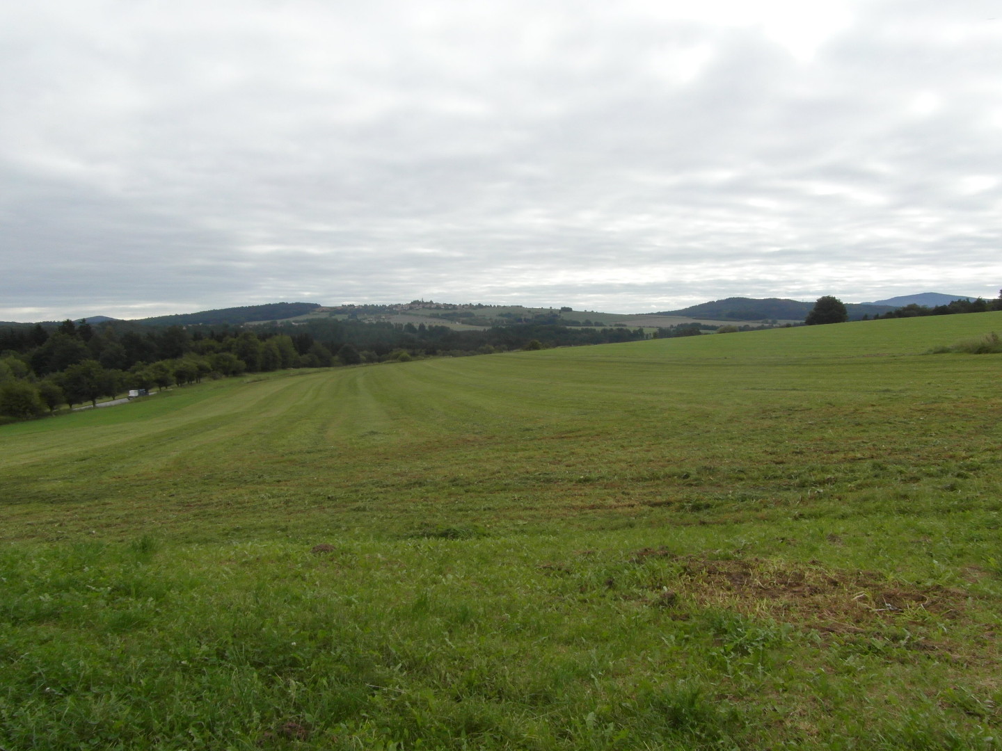 Na fotografii z vletu je horizont za Velenem smrem na jihovchod. 
  Zleva doprava je vidt Todesk hora (608), Str (630), Svat Jan nad Mal, Chlumsk hora (656) a Kohout (781).